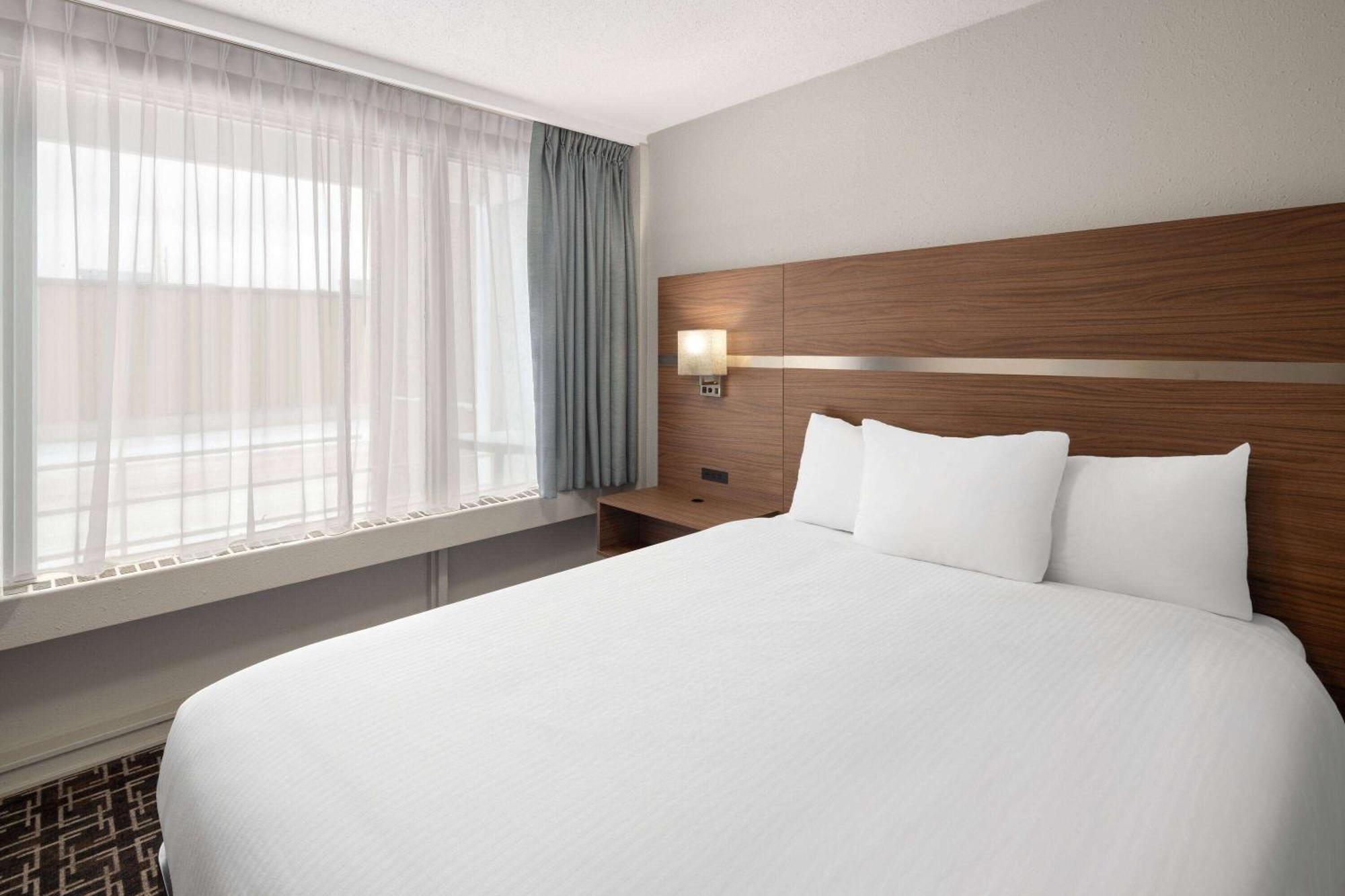 Baymont By Wyndham Edson Hotel Exterior photo