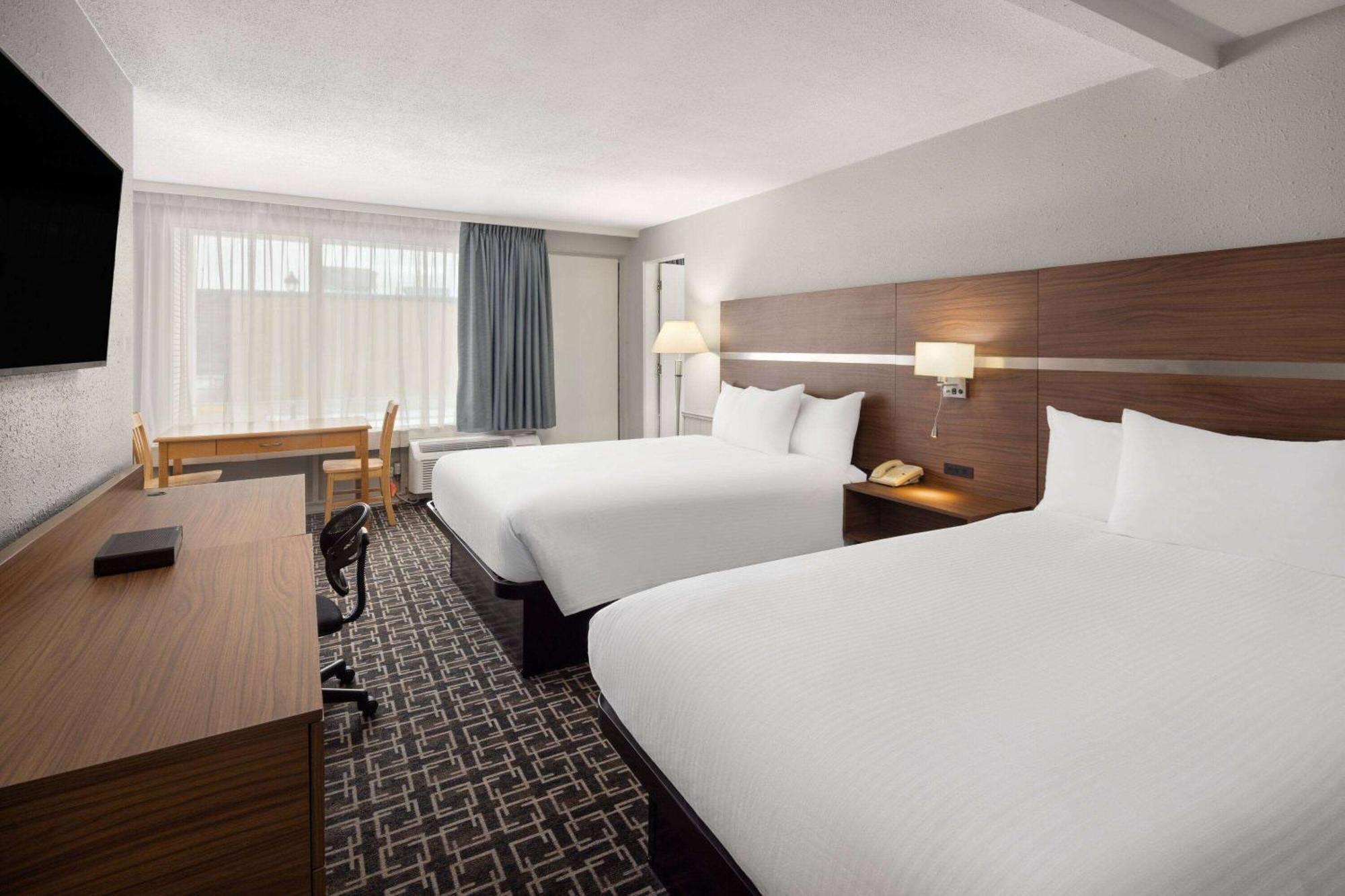 Baymont By Wyndham Edson Hotel Exterior photo