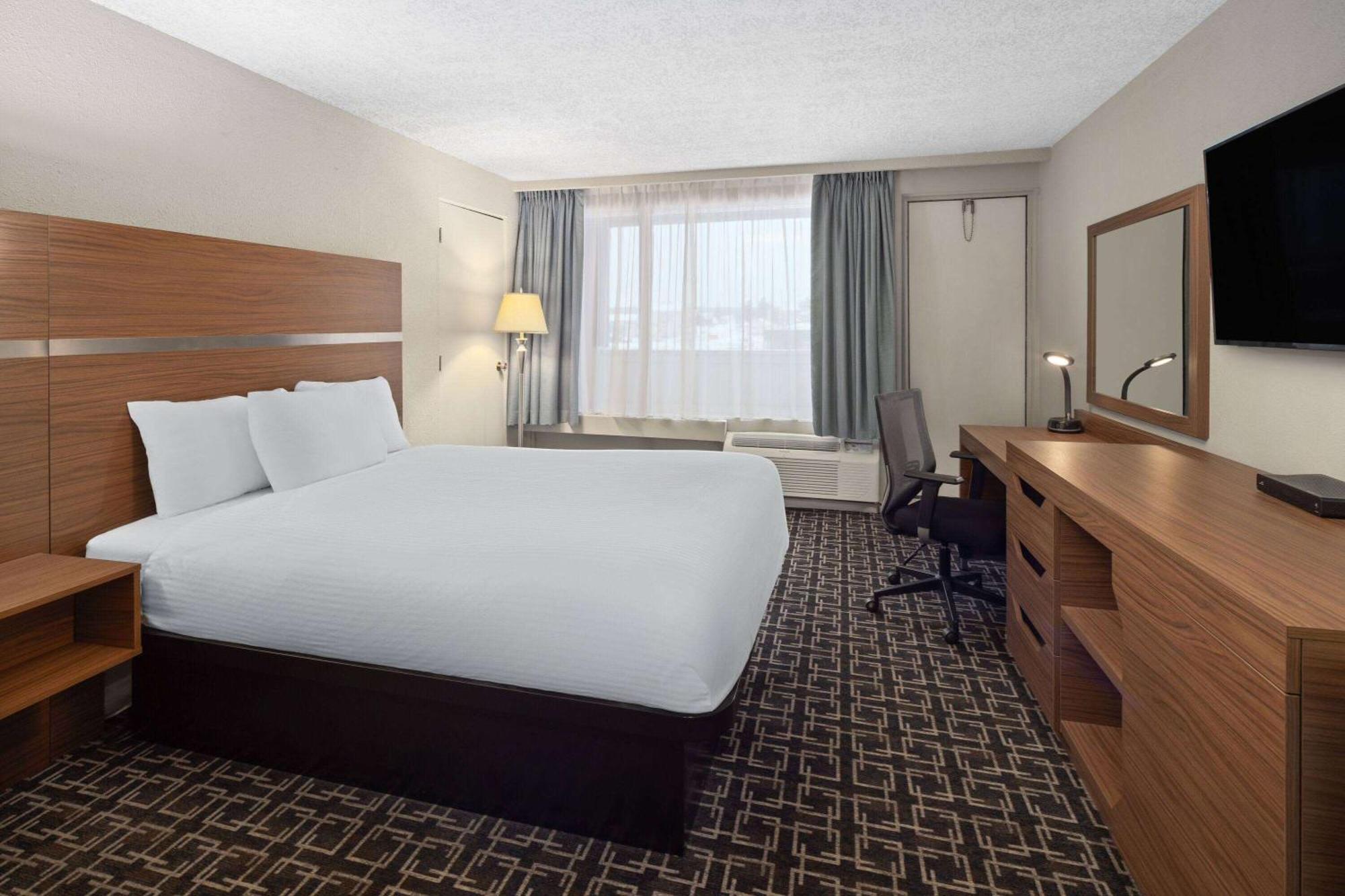 Baymont By Wyndham Edson Hotel Exterior photo